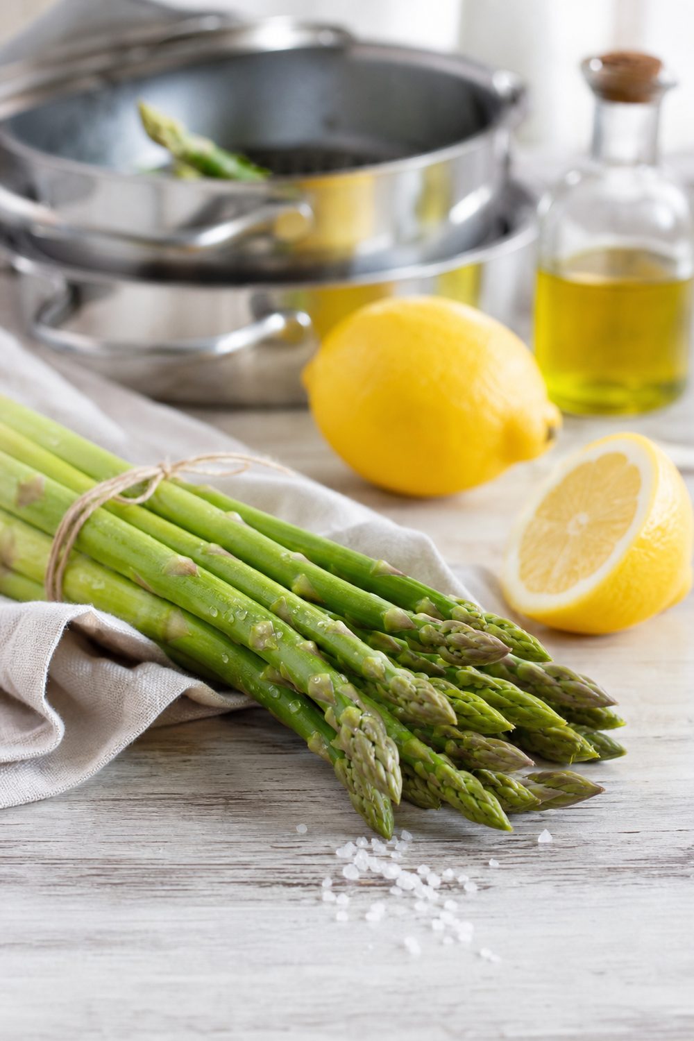 Asperges vertes fraîches prêtes à cuire à la vapeur