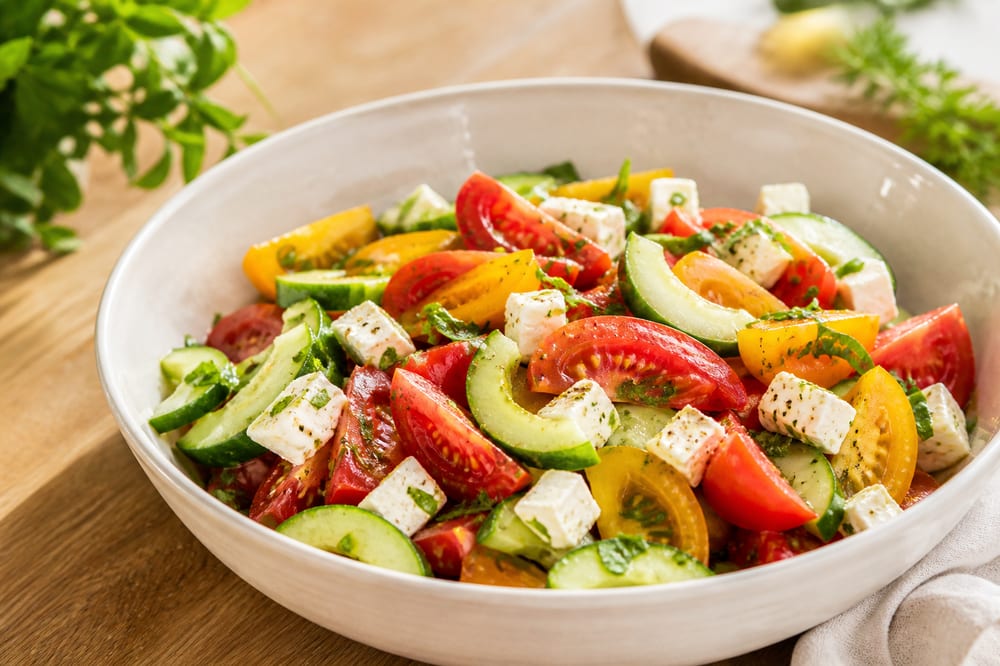 Salade tomate concombre feta fraîche dans un bol en céramique