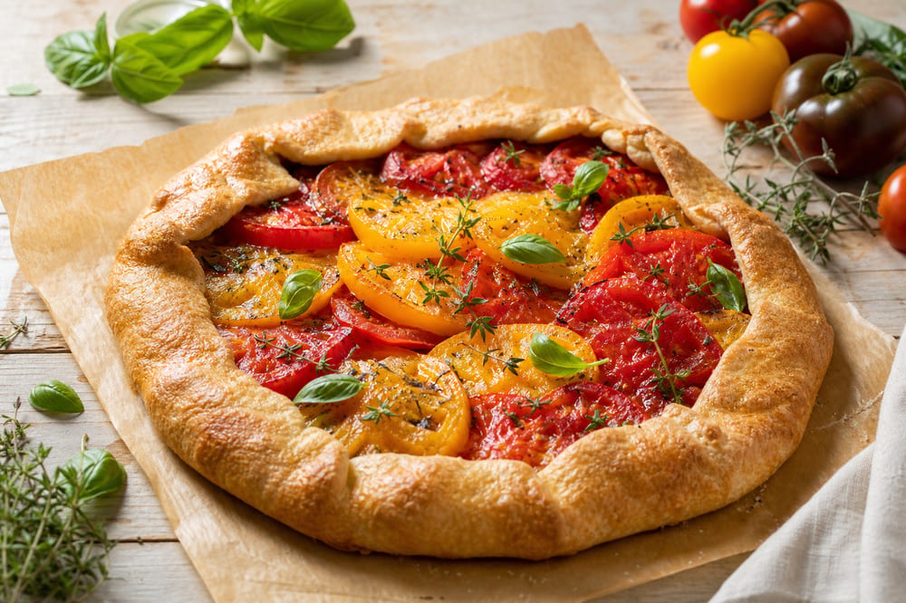 Tarte à la moutarde et tomate aux herbes fraîches