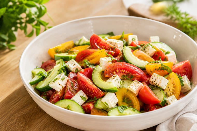 Salade tomate concombre feta fraîche dans un bol en céramique